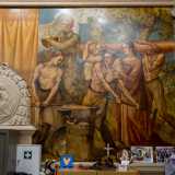 Procedendo verso il centro della sala, la simbologia del lavoro � rappresentata da alcuni uomini a petto nudo che battono il ferro su un�incudine...
